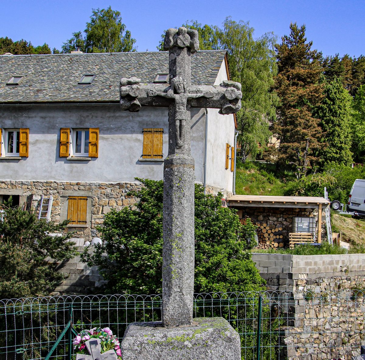CROIX DANS LE CIMETIERE DE SAINT-JUERY