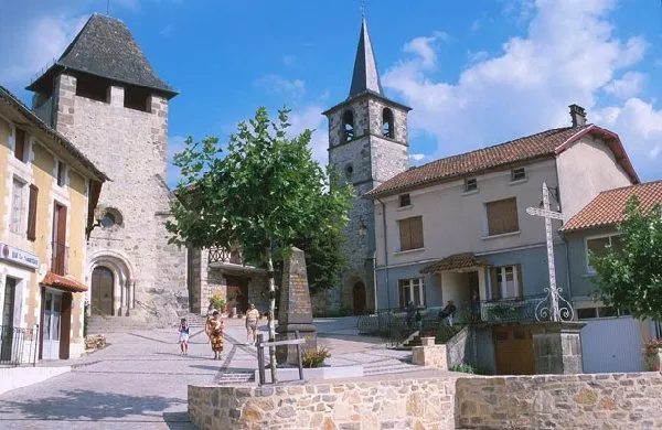 Saint Santin : Le Village double (groupe)