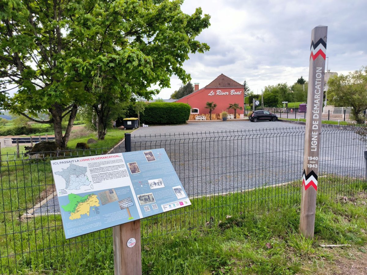 Ligne de démarcation - ancien poste de contrôle allemand - Pupitre