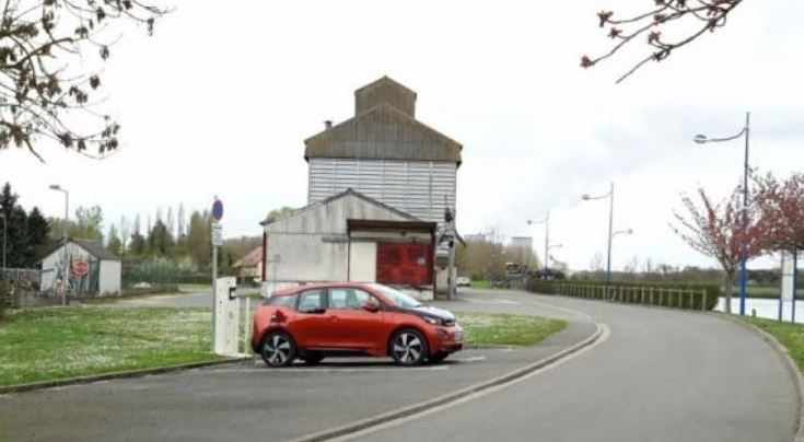 Borne de recharge pour voitures électriques - Léré - Canal - modulo