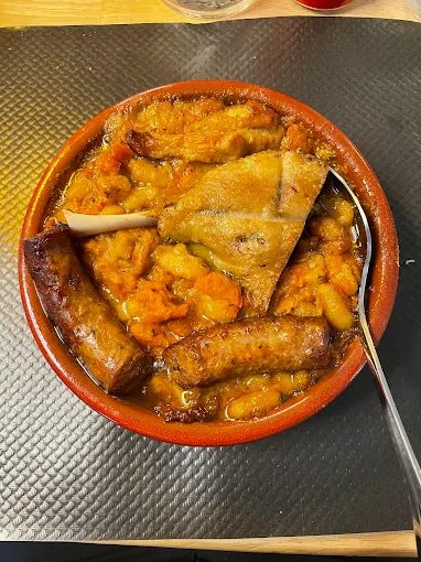 UN COCHON PENDU AU PLAFOND