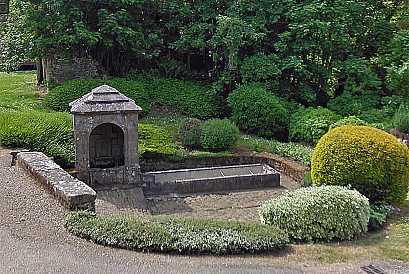 Fontaine-abreuvoir de Pierrefaites