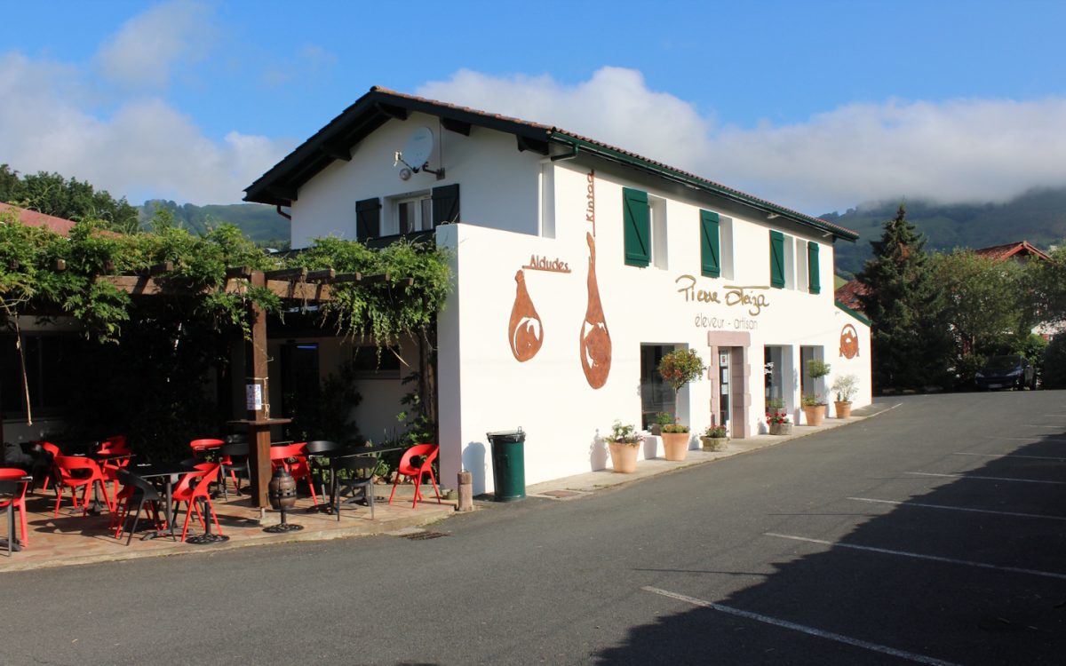 Maison Pierre Oteiza - Eleveur Artisan - Salaisons artisanales - Elevage porcs basques