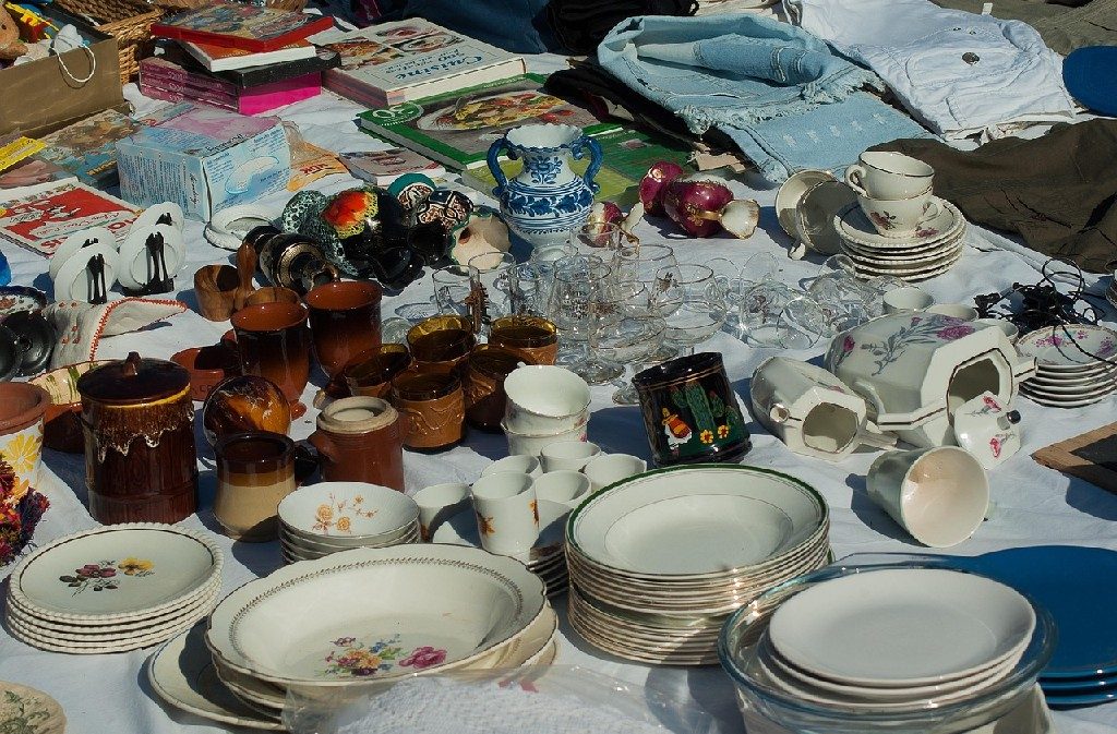 Vide grenier au bord de l'eau
