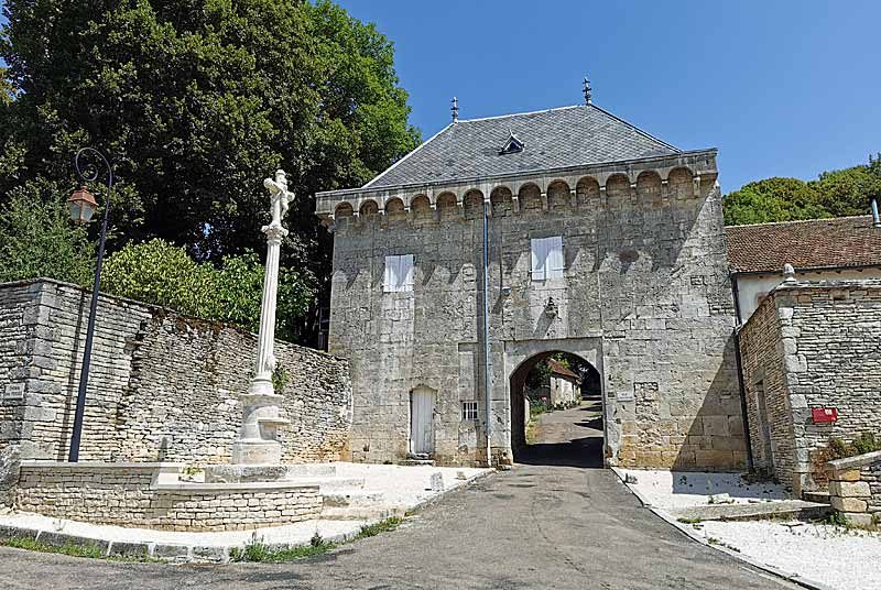 Porterie médiévale de Montsaugeon