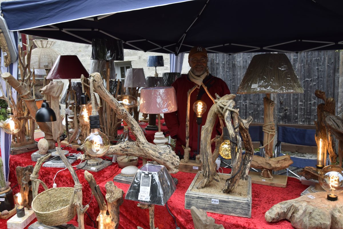 Luis De Sousa - créateur de lampes en bois flotté