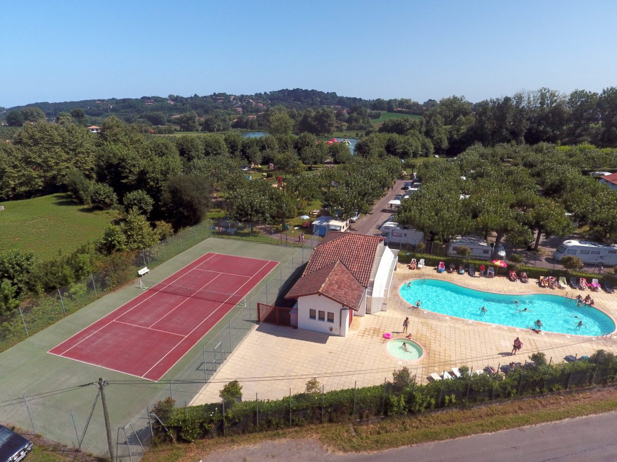Terrain de tennis du Camping Larrouleta