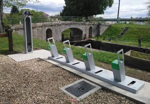 Borne de réparation et de recharge pour vélo électrique
