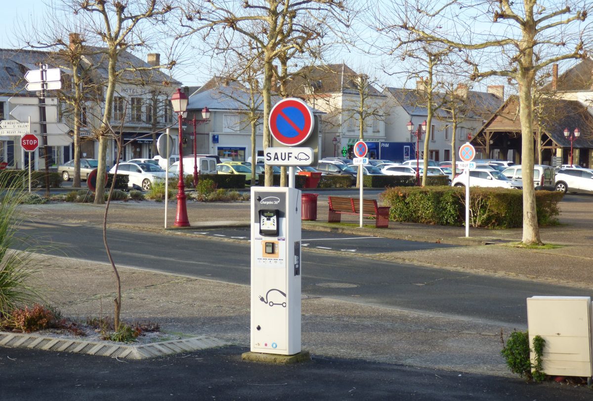 Borne de charge électrique pour véhicule