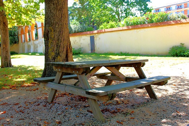 AIRE AU CENTRE DU VILLAGE