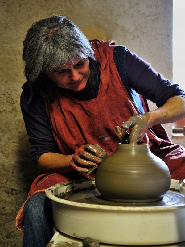 Poterie artisanale à deux mains