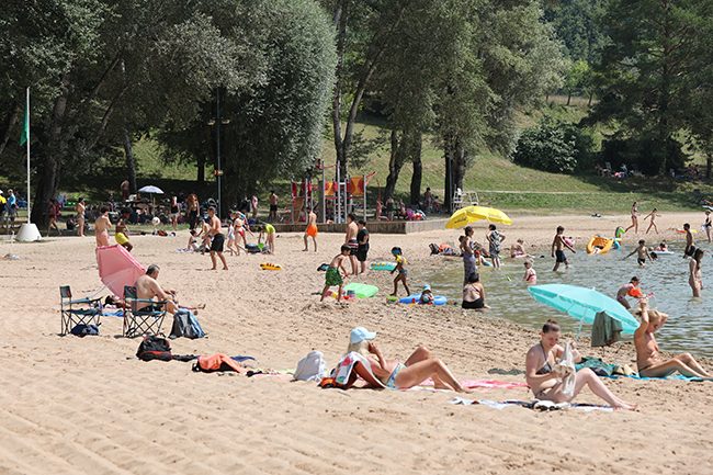 Aire de jeux enfants au Lac du Causse
