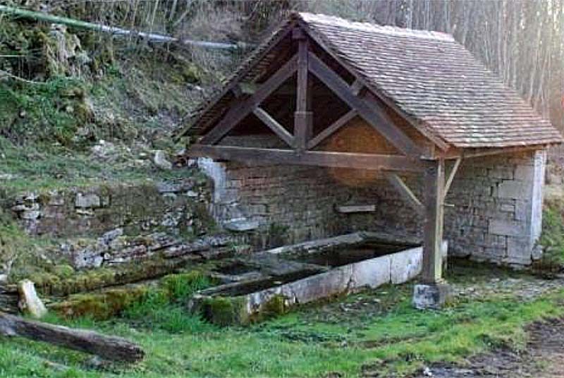 Lavoir de la fontaine aux Clercs de Perrancey-les-Vieux-Moulins