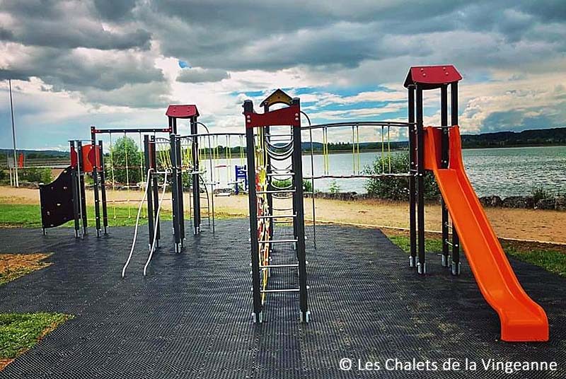 Aire de pique-nique et de jeux de la plage du lac de la Vingeanne