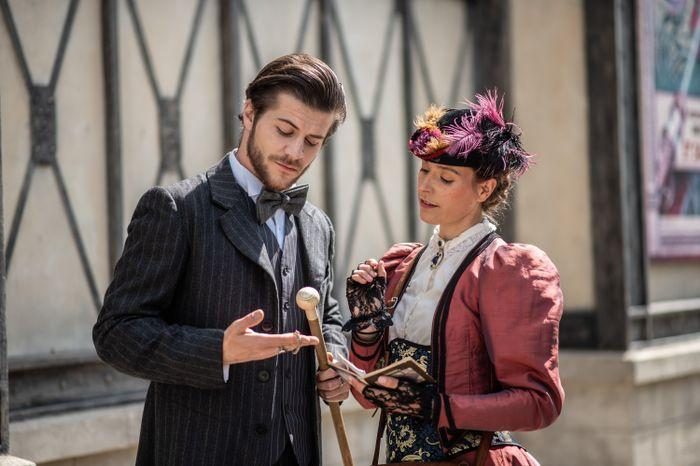 Scène théatralisée en costume