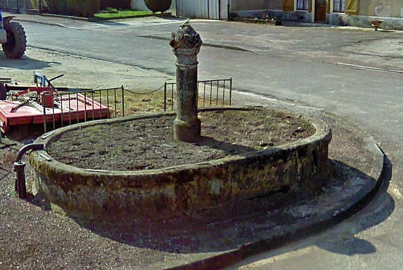 Ancienne fontaine de Pressigny (2)