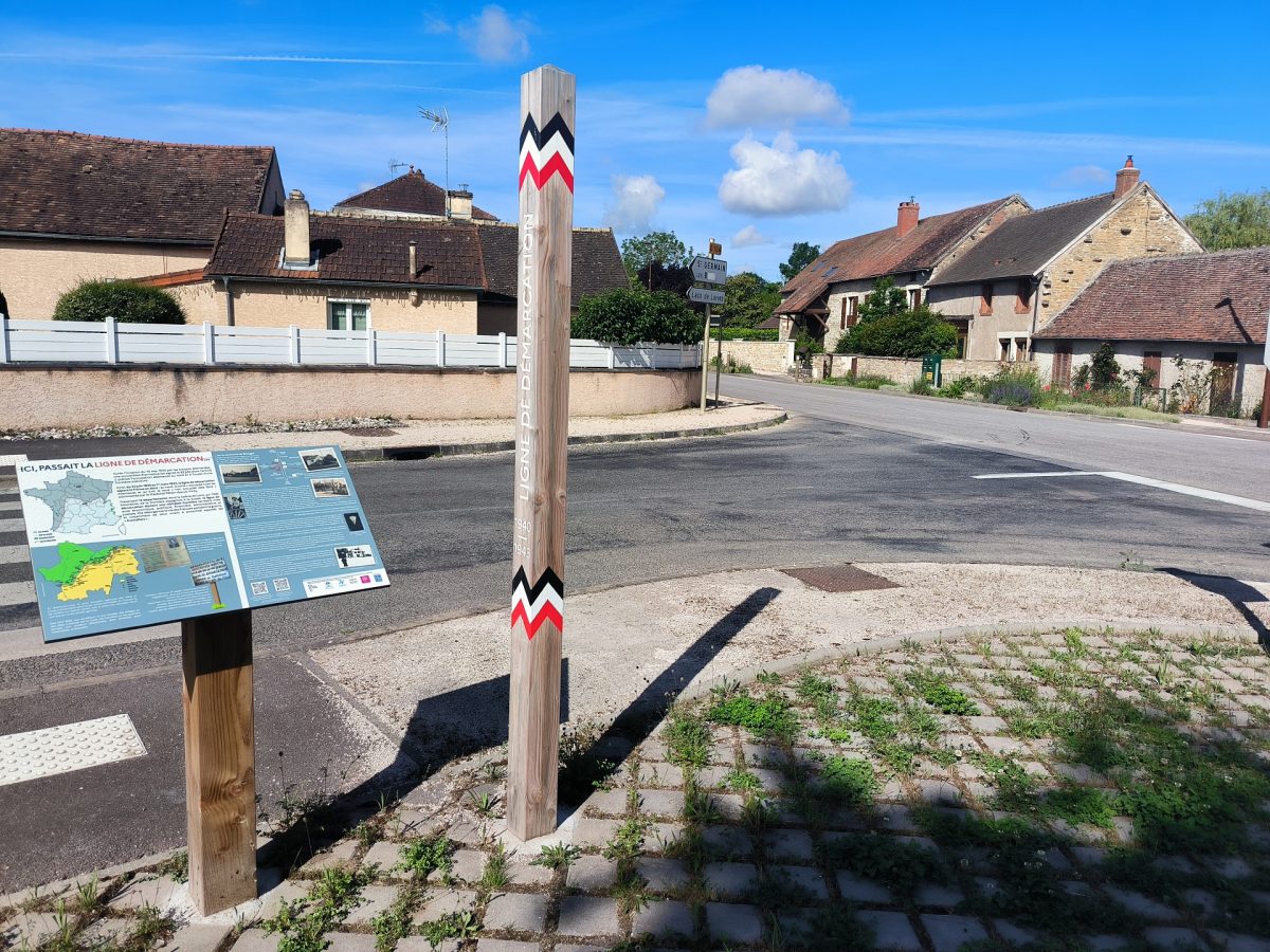 Ligne de démarcation - ancien poste de contrôle allemand - Poteau/Pupitre