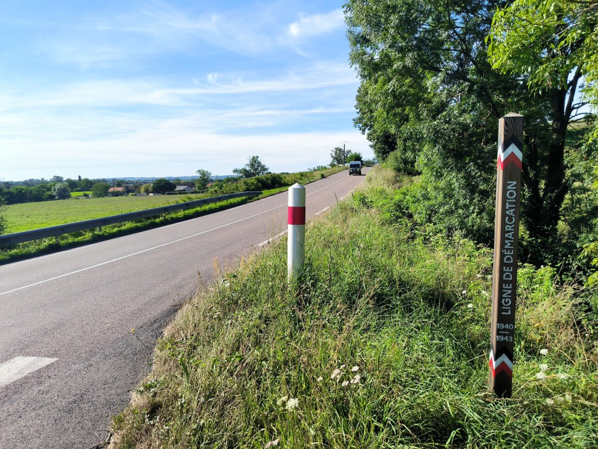 Ligne de démarcation - ancien poste de contrôle allemand - Poteau