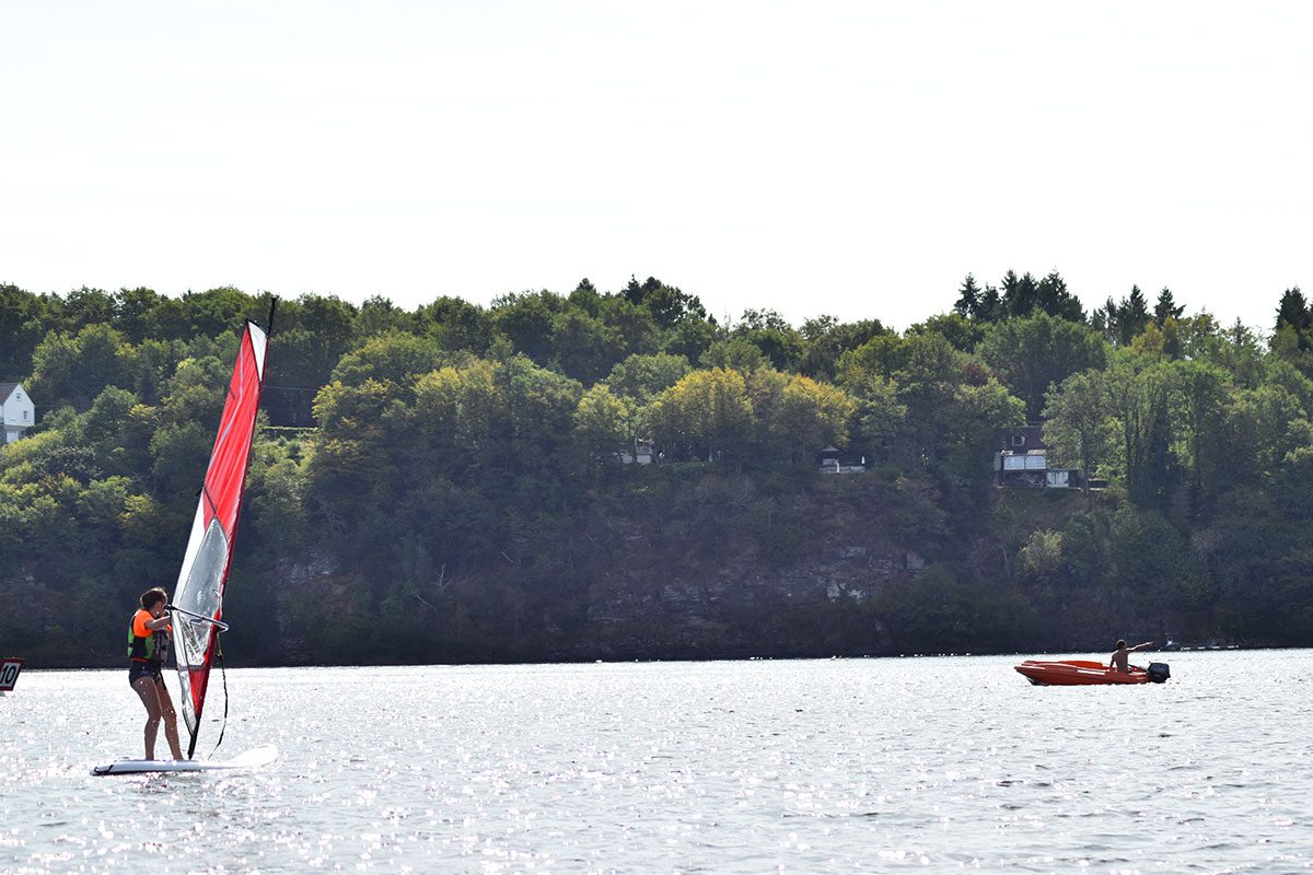 Planche à voile à la base de plein air d'Eguzon