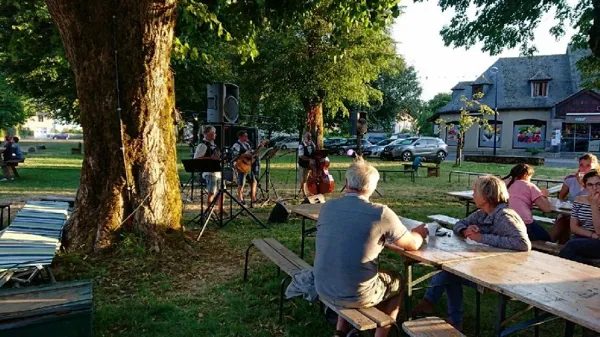 Le p'tit marché nocturne à Thérondels - en musique avec le groupe Angharad