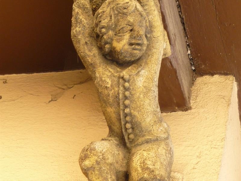 Maison aux statuettes en bois sculpté