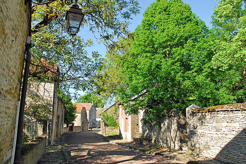 Le chemin de ronde de Montsaugeon