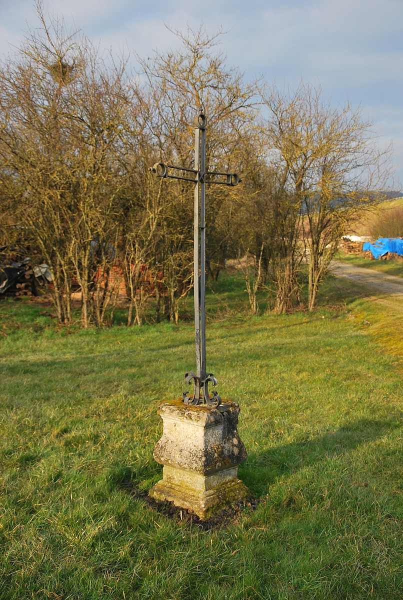 Croix de fer sur socle de pierre à Fronville