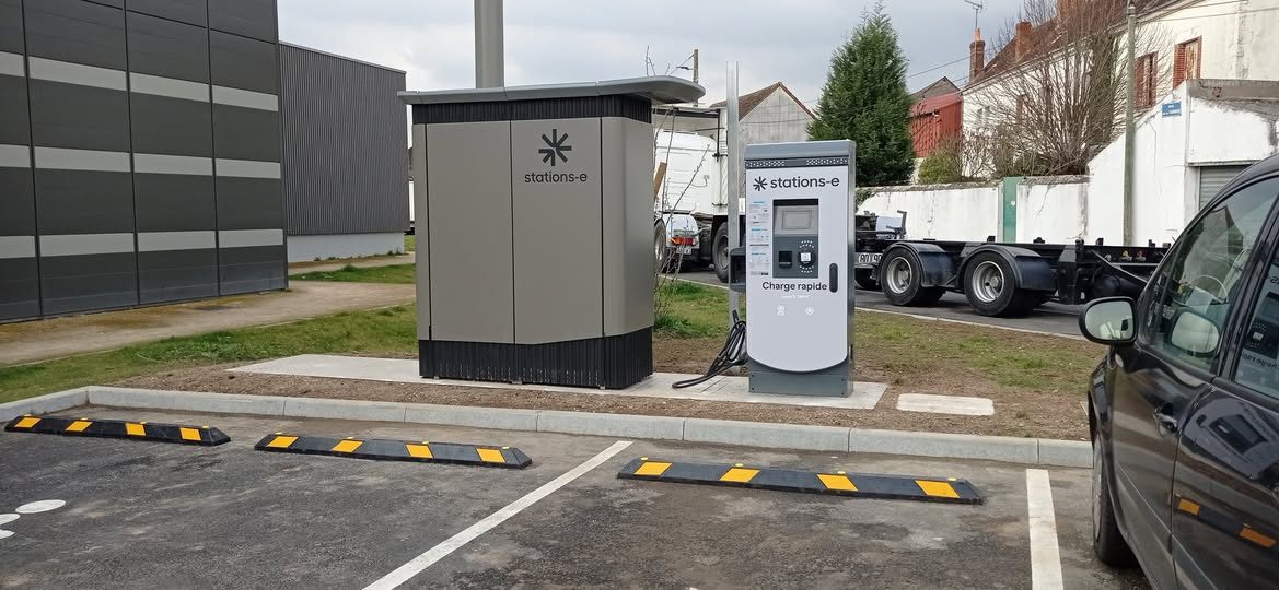 Borne de charge électrique pour véhicule Cinéma le Grand Club