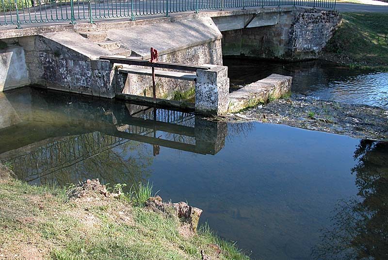 Pont et croix du Foulon à Baissey