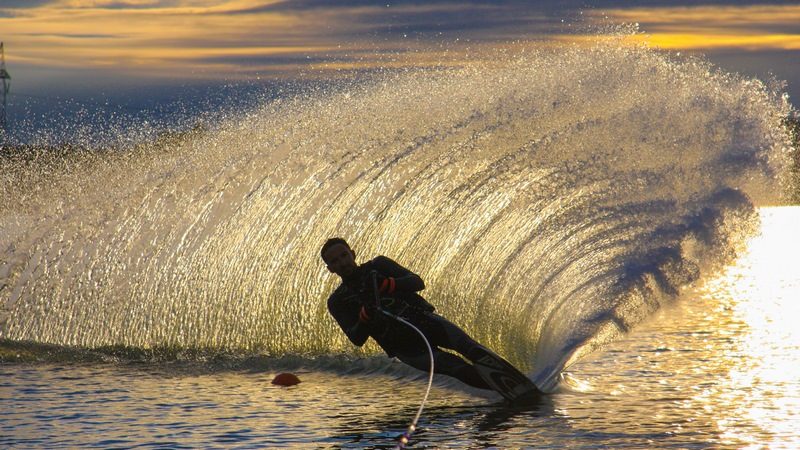 Ski nautique et bouée tractée à l'étang du puits