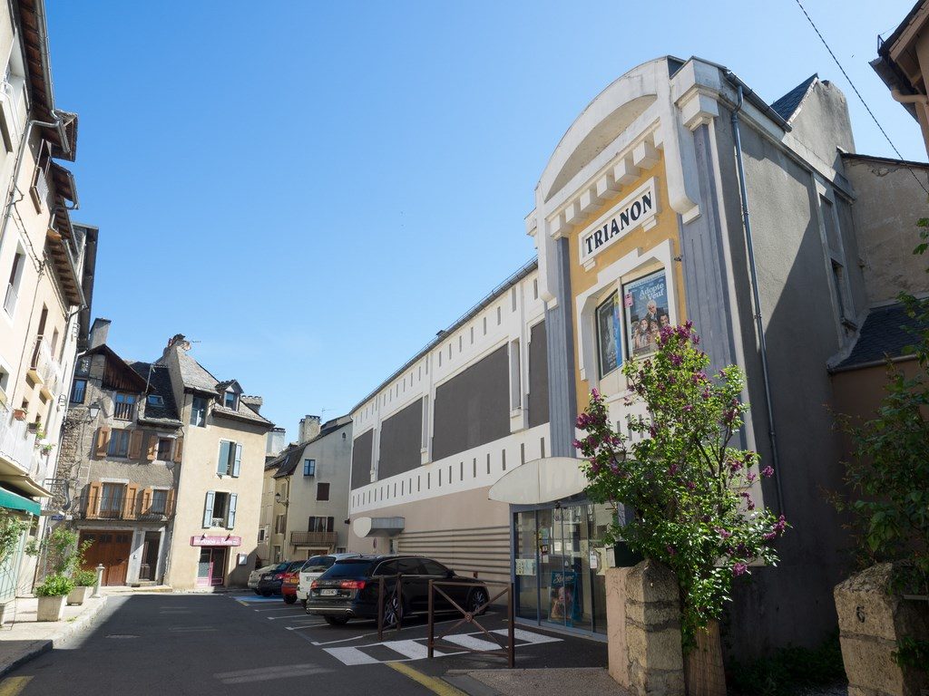 FAÇADE ART-DÉCO DU CINÉMA ET MÈTRE ÉTALON