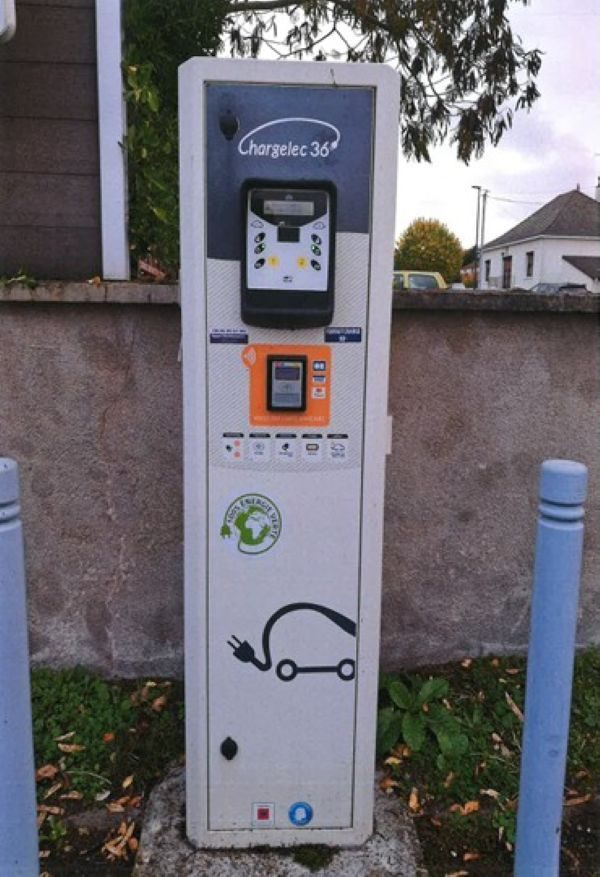 Borne de charge électrique pour voiture et vélo