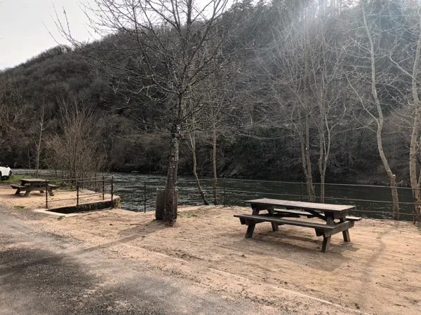 Aire de pique-nique au bord du Lot