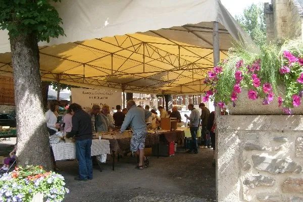 Marché du lundi matin à Ste Eulalie d'Olt