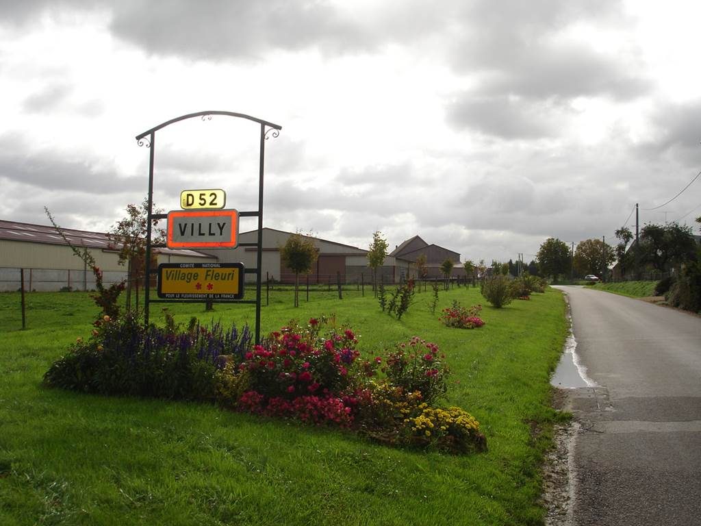 VILLY, Village Fleuri "2 Fleurs"