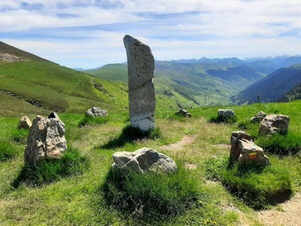 CROMLECH (ALIGNEMENT DE MONOLITHES VERTICAUX)
