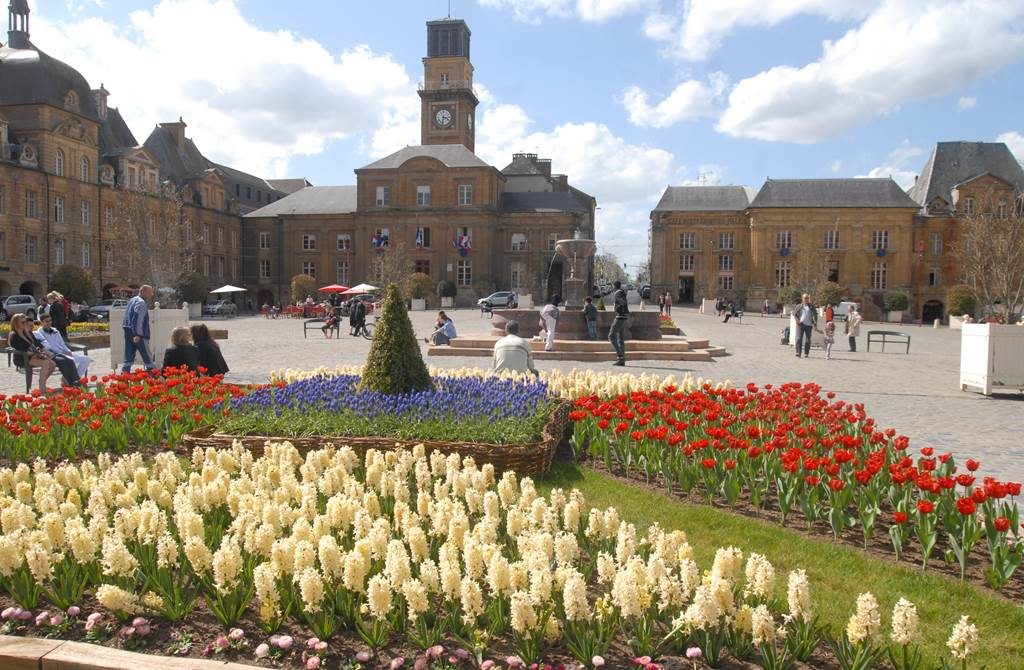 CHARLEVILLE-MEZIERES, Ville Fleurie "3 Fleurs"