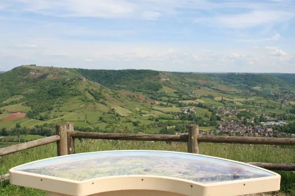 Site de Cassagnes-Comtaux, point de vue, table d'orientation et tables de pique-nique