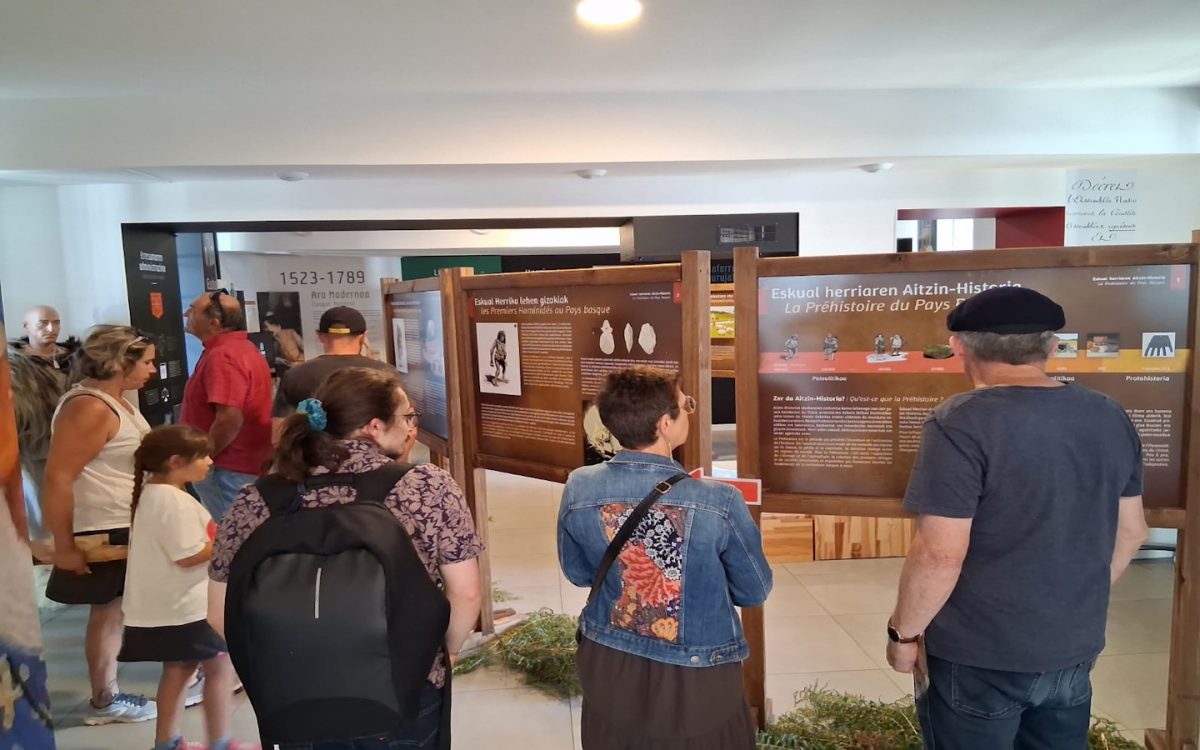 Visite du centre d'interprétation Mehaka sur la Basse Navarre en basque. Mehakaren bisita
