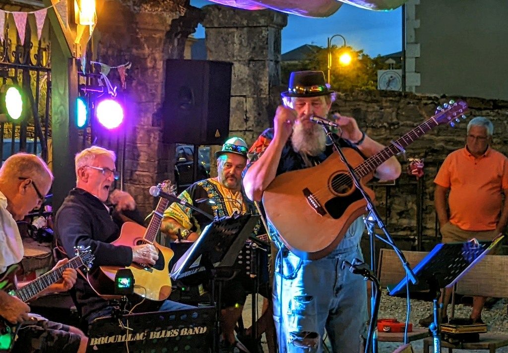Les Franglais by Château de Gâteaux : Friday night is music night - Brouillac Rockers