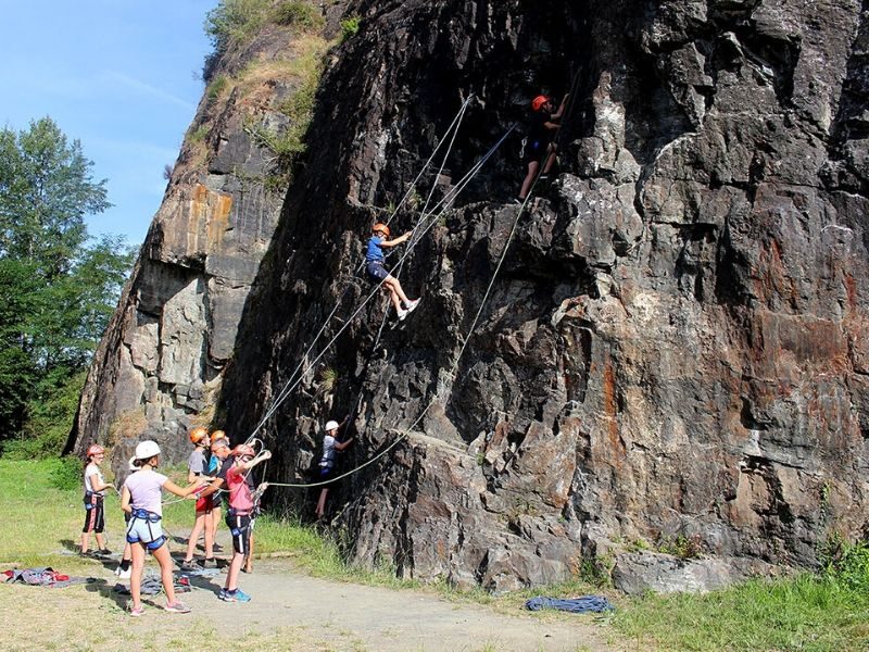 Escalade à la base de plein air d'Eguzon