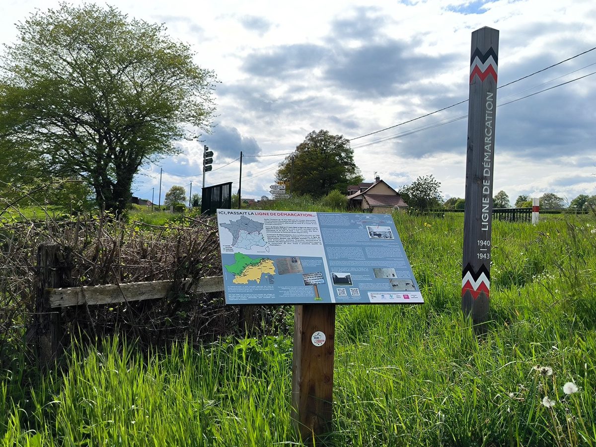 Ligne de démarcation - ancien poste de contrôle allemand - Pupitre/Poteau