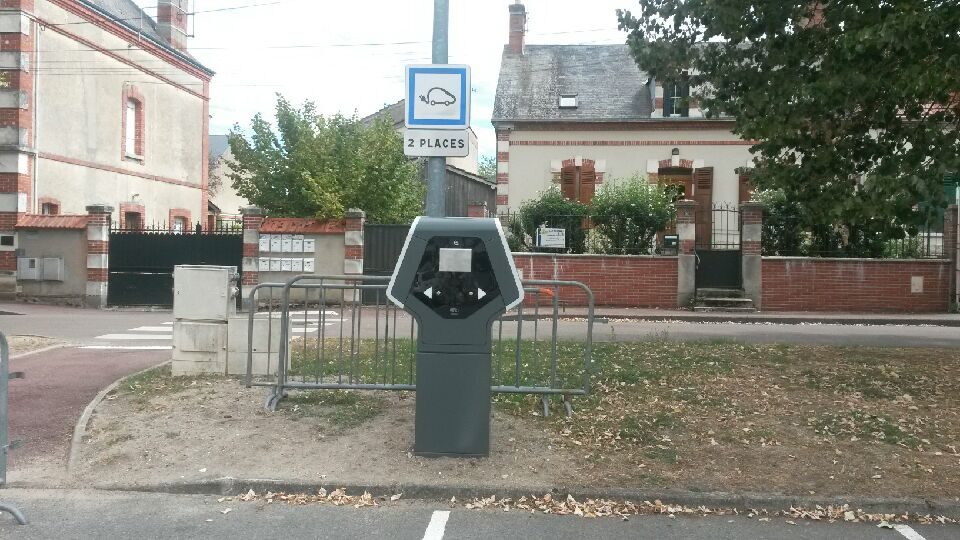 Borne de recharge électrique pour voitures et vélo