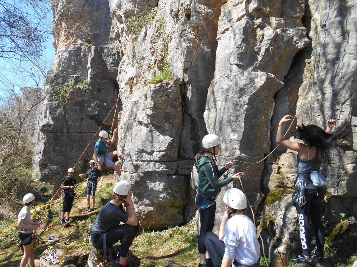 ESCALADE  moniteur - initiation en falaise  - découverte