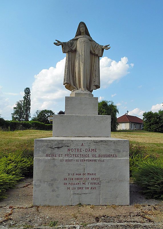 Statue à Notre-Dame Reine et Protectrice de Bussières-les-Belmont