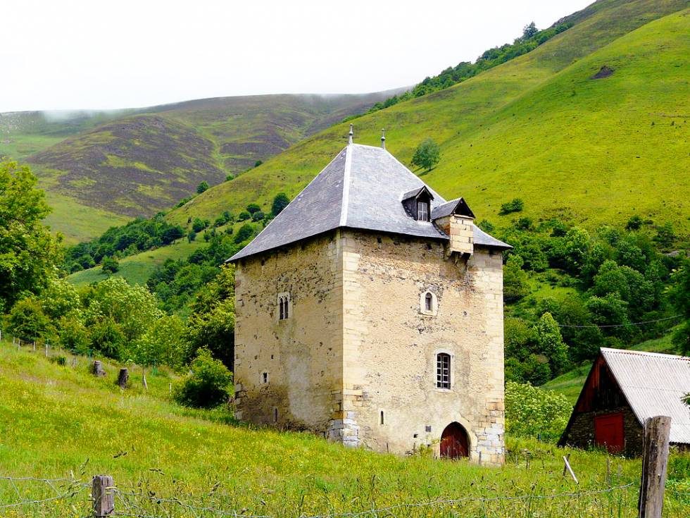 TOUR DES SEIGNEURS DE BOSSOST - MAISON FORTE