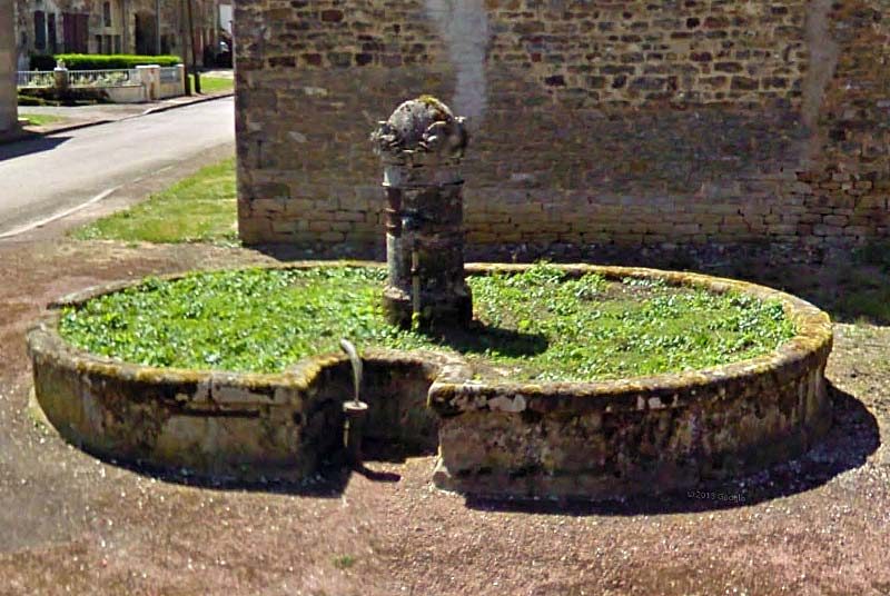 Ancienne fontaine de Pressigny (1)