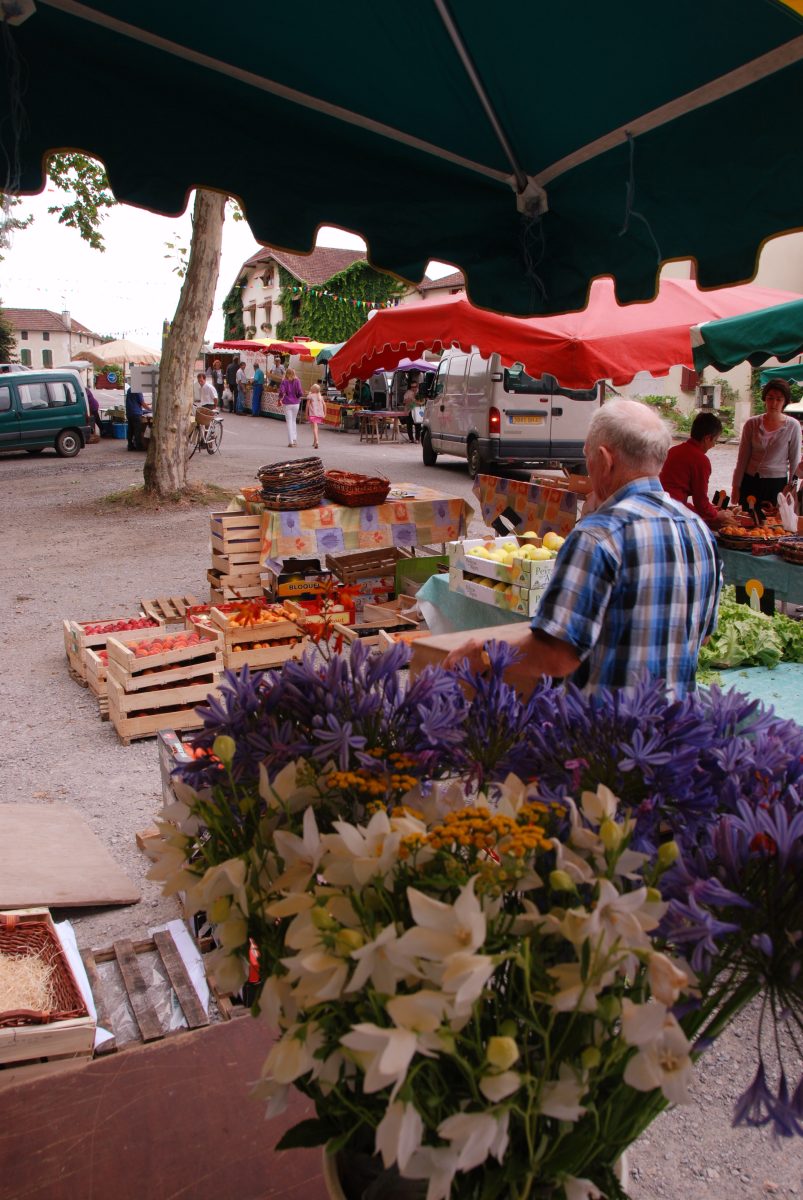 Marché traditionnel  et animations échassiers