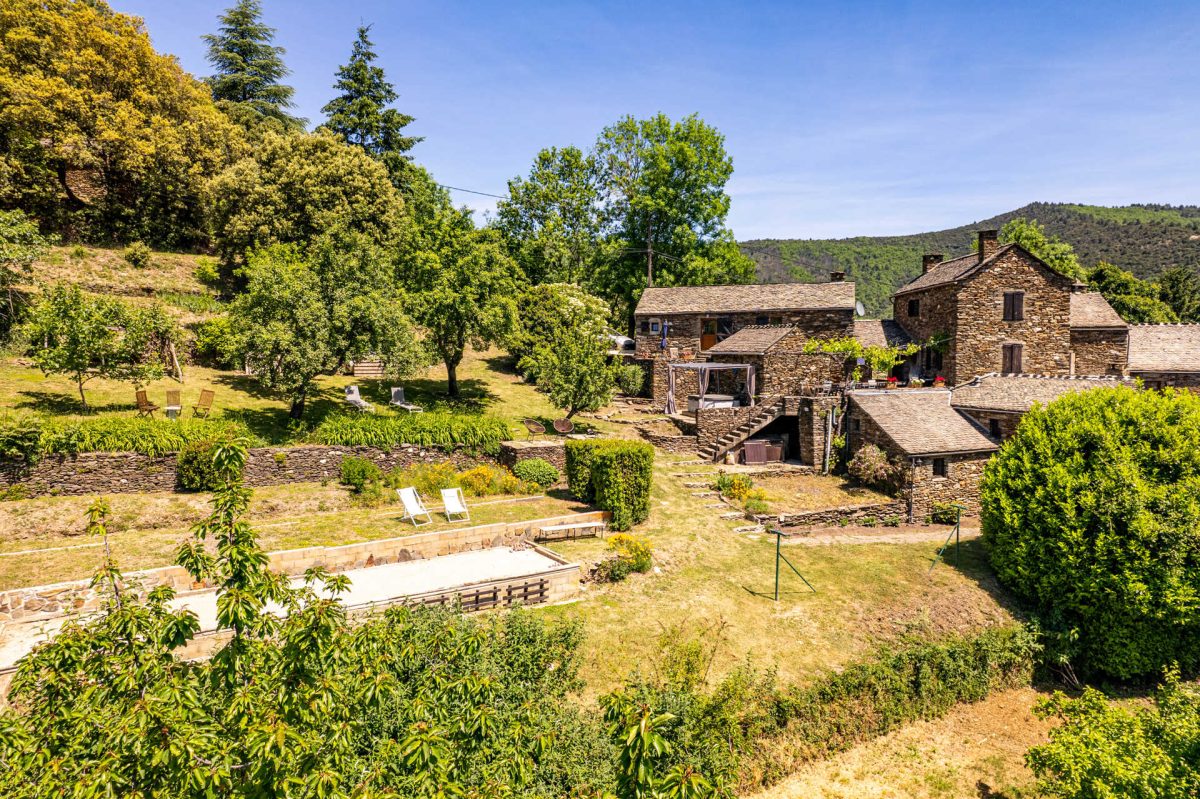LES HÔTES DU CHÂTAIGNIER