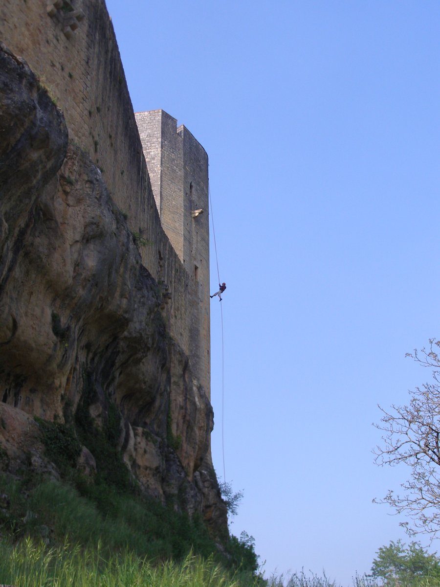 Descente en rappel du donjon de Gavaudun